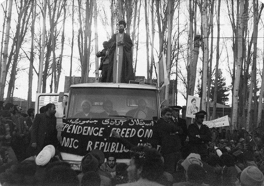 تصویر دیده‌نشده از آیت‌الله خامنه‌ای در جریان تظاهرات علیه رژیم پهلوی در مشهد