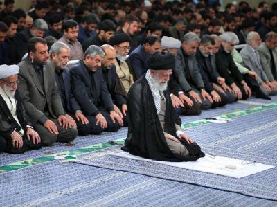 نماز ظهر و عصر در ماه مبارک رمضان در حسینیه امام خمینی (ره) اقامه می‌شود