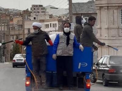 مداحانی که حین ضدعفونی معابر برای مردم سرود می‌خوانند