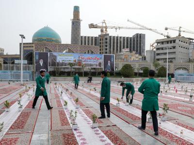 میزبانی از زائران حضرت رضا (ع) با افطاری ساده در جوار حرم مطهر رضوی