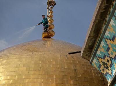 روایتی متفاوت از آیین غبار‌روبی گنبد امام رضا(ع)/ آرزویمان ساخت گنبد برای ائمه بقیع است