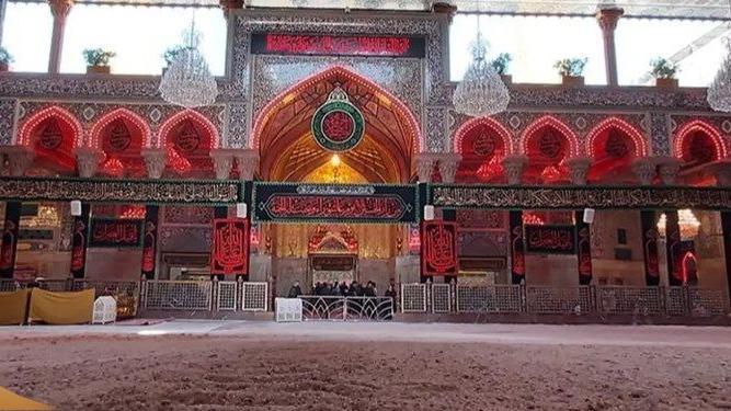 تمیز کردن حرم امام حسین (ع) پس از برپایی عزاداری روز سیزدهم محرم