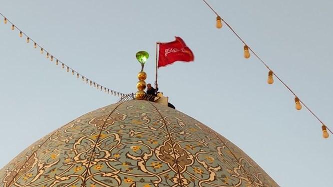برافراشته‌شدن پرچم سرخ انتقام برای شهدای کرمان روی گنبد مسجد جمکران